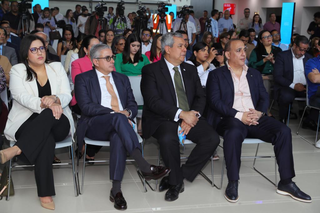 Empresarios y ciudadanos asisten a la presentación de la Memoria de Sostenibilidad del grupo financieron Ficohsa, el 27 de junio de 2023 en Tegucigalpa (Honduras). EFE/Gustavo Amador
