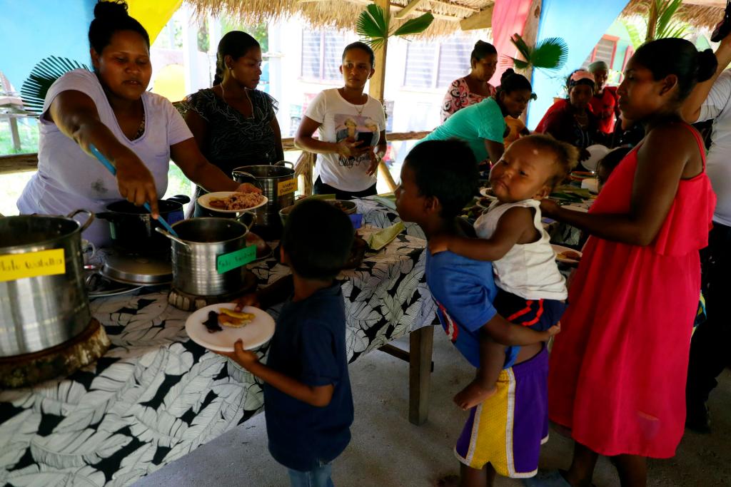 Indígenas de la etnia Miskita participan en una feria gastronómica con alimentos preparados por ellos, el 24 de mayo de 2023, en la comunidad de Mocoron (Honduras). EFE/ Gustavo Amador