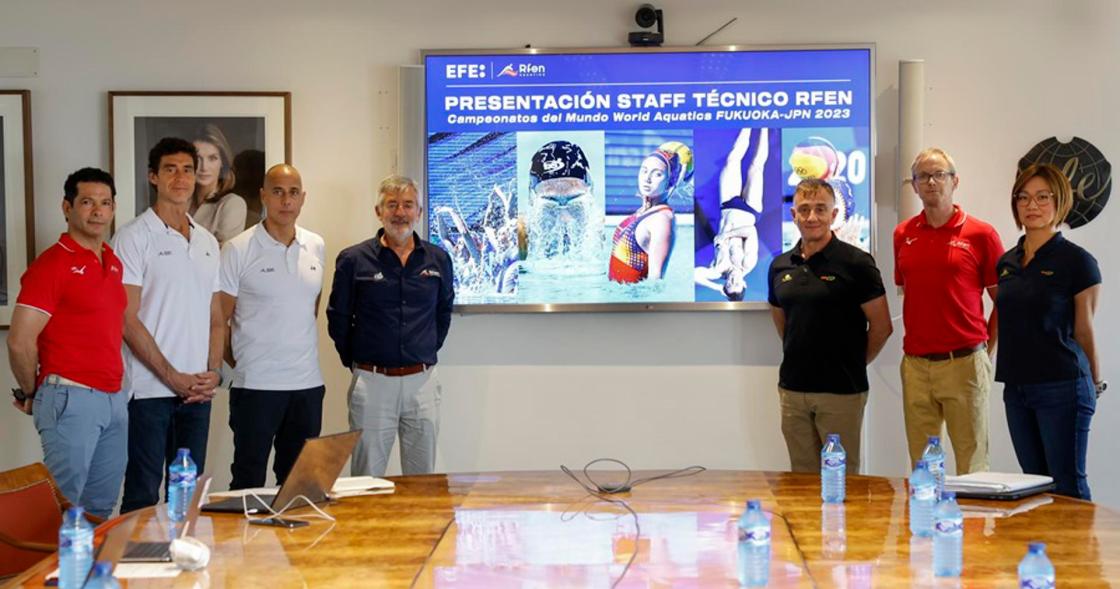 MADRID, 05/06/2023.- Arturo Miranda (i), entrenador jefe de salto de trampolín, el seleccionador español de waterpolo femenino, Miki Oca (2i), el seleccionador masculino de waterpolo, David Martín (3i), el presidente de la Real Federación Española de Natación (RFEN), Fernando Carpena (4i), el director Deportivo de la Real Federación Española de Natación, Luis Villanueva (3d) el británico Ben Titley (2d), entrenador responsable del CNE San Cugat, y la seleccionadora de natación artística, Mayuko Fujiki (d),  posan durante la presentación, este lunes en la sede de la agencia EFE, del equipo técnico de la Real Federación Española de Natación (RFEN). EFE/Ballesteros