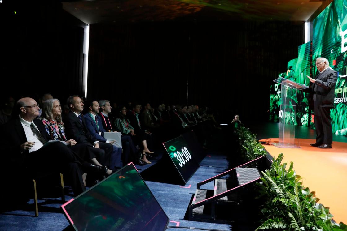 El ministro de Hacienda de Colombia, Ricardo Bonilla, habla durante la ceremonia de apertura del BID Lab Forum, hoy, en Bogotá (Colombia). EFE/ Carlos Ortega