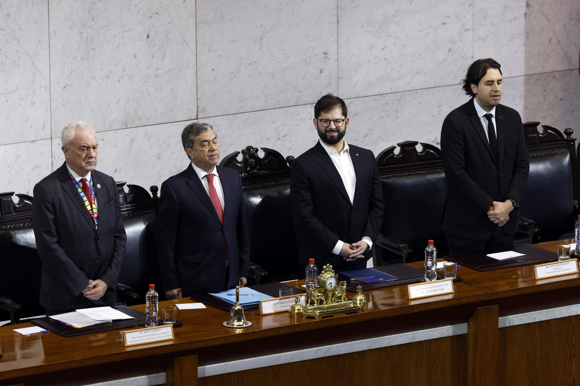 El presidente de Chile, Gabriel Boric (2-d); el presidente del Senado, Juan Antonio Coloma (2-i); el presidente de la Cámara de Diputados, Vlado Mirosevic (d); y el representante regional de la FAO en América Latina y el Caribe, Mario Lubetkin (i), participan hoy en la inauguración de la II Cumbre Parlamentaria Mundial contra el Hambre y la Malnutrición, en la sede del Congreso chileno en Valparaíso (Chile). EFE/Elvis González