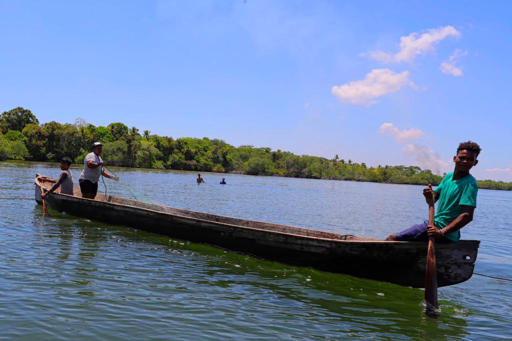 Indígenas de la etnia Miskita ubican redes de pesca, el 24 de mayo de 2023, en la comunidad de Yahurabila (Honduras). EFE/ Gustavo Amador