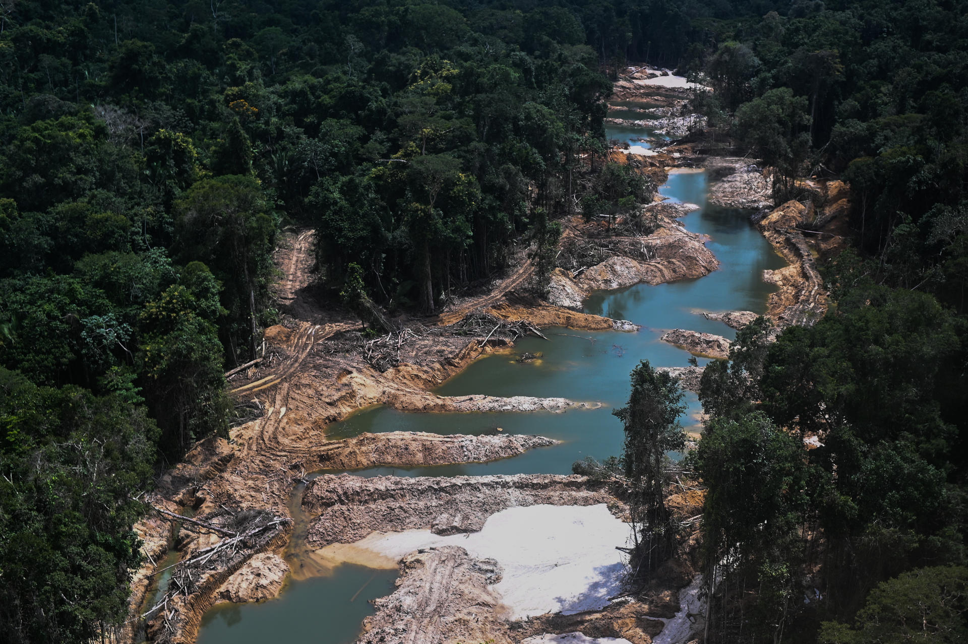 Foto de Archivo. Vista aérea de la destrucción causada por la minería ilegal en la Floresta Ambiental de Altamira, durante una operación de las autoridades brasileñas contra este flagelo, el 14 de febrero de 2023 cerca a Itaituba (Brasil). EFE/André Borges