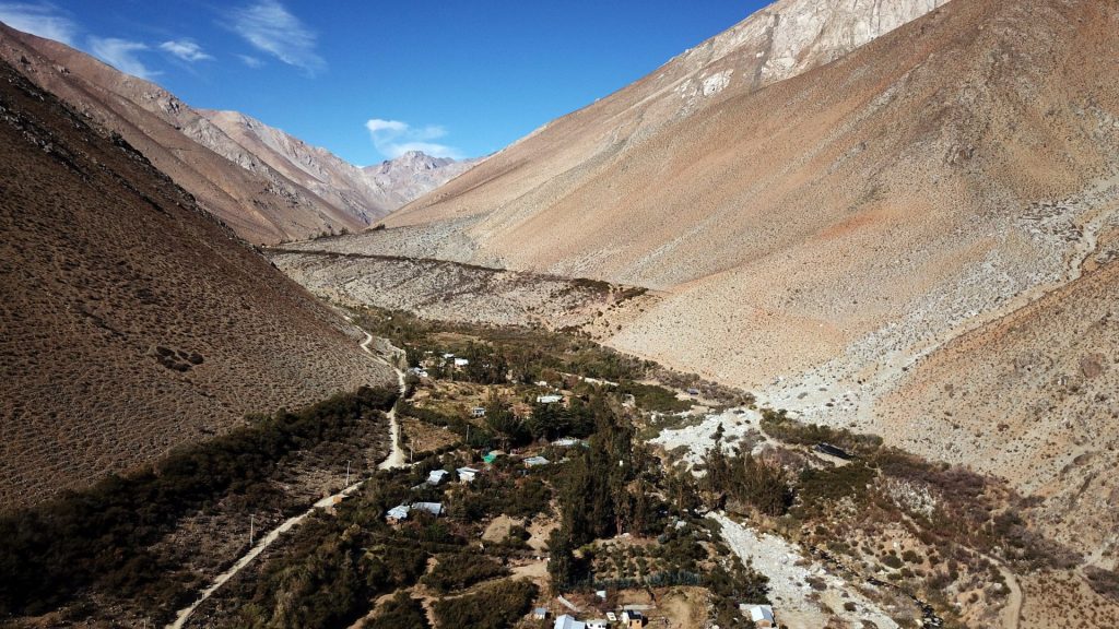 Fotografía del río Elqui, el 14 de junio 2023 en el Valle del Elqui, en la región de Coquimbo (Chile). El Valle del Elqui, ubicado al norte de Chile, es un oasis entre montañas que destaca por su misticismo, cielos estrellados, el buen pisco y ser el hogar de la poetisa Gabriela Mistral. EFE/ Rodrigo Saez