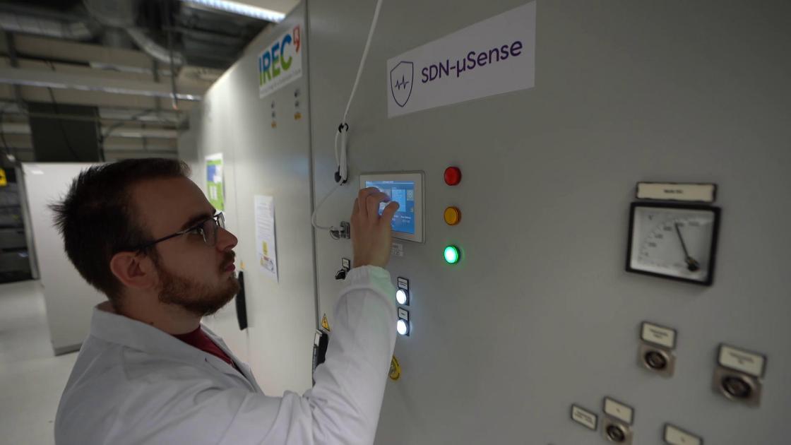 BARCELONA, 04/07/2023.-El Instituto de Investigación en Energía de Cataluña (IREC) ha puesto en marcha el soporte técnico de una plataforma piloto que ayuda a prevenir y mitigar los ciberataques en sistemas críticos como la red eléctrica de distribución y que, por el momento, se ha instalado en la red de Anell. Según IX Informe sobre la Cibercriminalidad en España, los sectores estratégicos donde se han detectado un mayor número de incidentes han sido el de la energía, con un 30,44 % de ataques en 2021, seguido del financiero con un 25,29 %, y la industria del agua con un 17,21 %.-EFE/IREC***SOLO USO EDITORIAL/SOLO DISPONIBLE PARA ILUSTRAR LA NOTICIA QUE ACOMPAÑA (CRÉDITO OBLIGATORIO)***