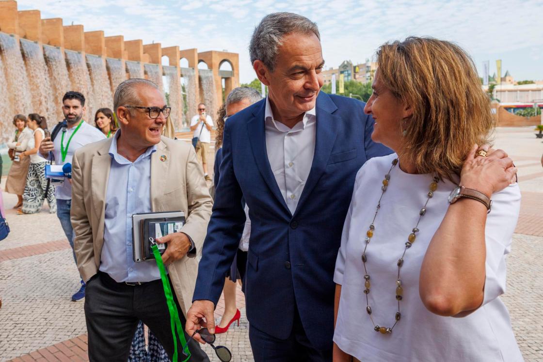 GRAFAND3458. SEVILLA, 05/07/2023.- La vicepresidenta del Gobierno y ministra para la Transición Ecológica y el Reto Demográfico, Teresa Ribera (d), y el expresidente del Gobierno José Luis Rodríguez Zapatero (2d) se dirigen a la inauguración del "Climate Action Summit", un foro de debate sobre cuestiones como la sostenibilidad, la movilidad o el cambio climático, este miércoles en el Palacio de Congresos de Sevilla. EFE/ Julio Muñoz .