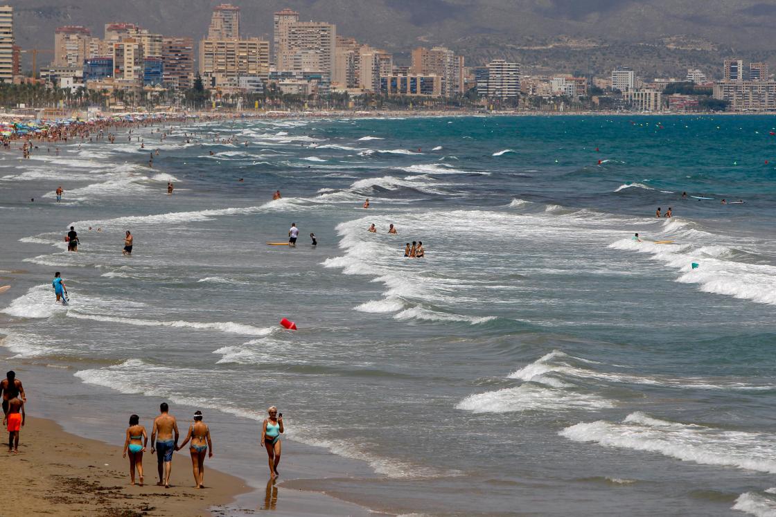 Vista general de una playa de Alicante cuando el aumento incontrolado de la temperatura del mar en los últimos años, que en zonas del Mediterráneo como en la costa de Valencia ha alcanzado ya los 28,7 grados. EFE/Morell