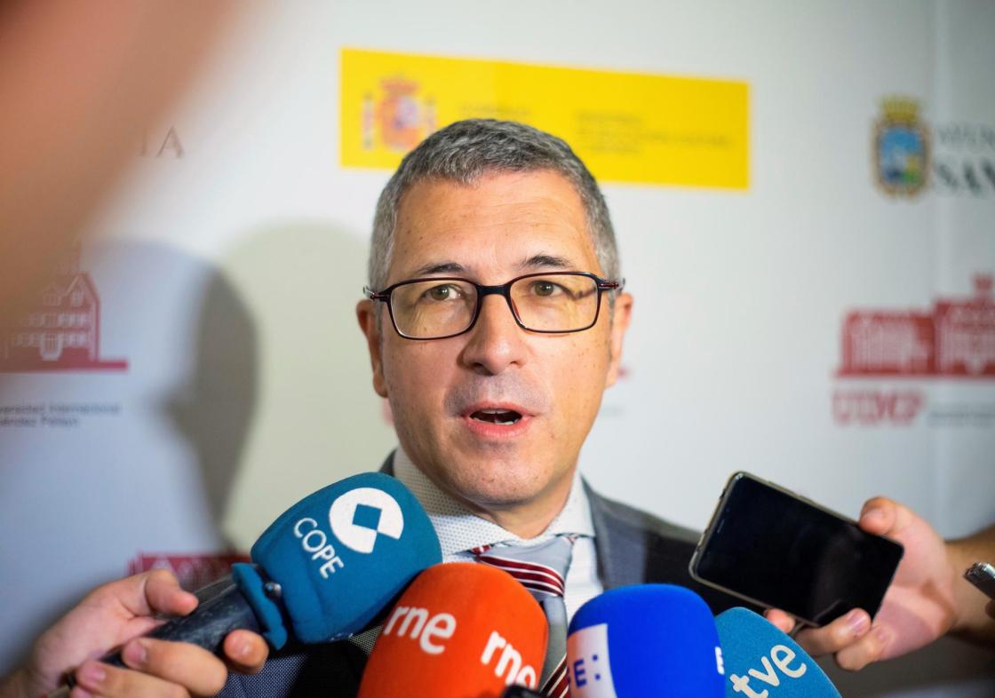 GRAF5343. SANTANDER (ESPAÑA), 23/07/2018.- El secretario de Estado de Medio Ambiente, Hugo Morán, atiende a los medios con motivo de su participación en el encuentro '¿Cómo se impulsa la Agenda 2030 en España?'. EFE/ROMÁN G. AGUILERA