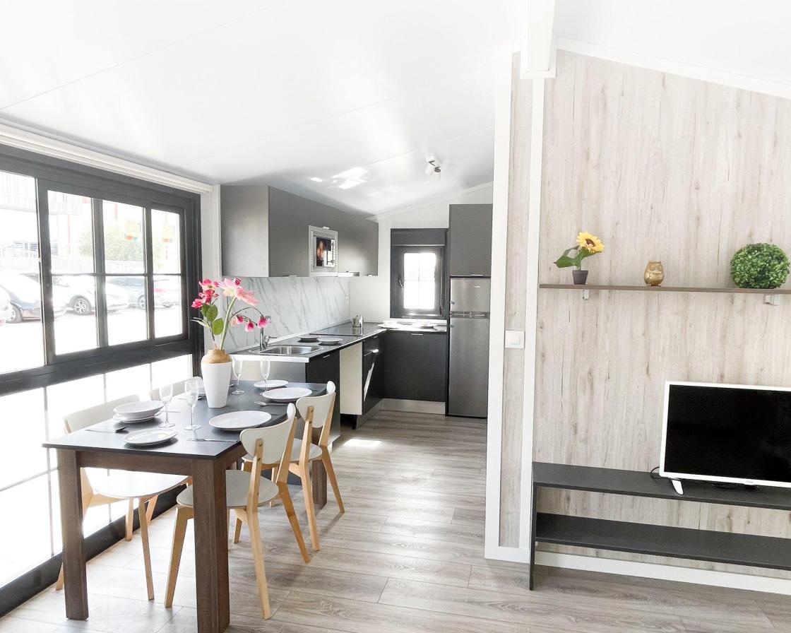Interior de una nueva casa móvil de Casaredia en Marbella / Autor: Casaredia