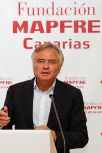 GRAFCAN4841. LAS PALMAS DE GRAN CANARIA, 26/07/2023.- El presidente y la vicepresidenta de la Fundación Mapfre Canarias, Ignacio Baeza e Isabel Suárez, entregaron este miércoles las credenciales de beca a los 7 jóvenes seleccionados en la edición de 2023 para realizar estudios de posgrado en materias relacionadas con la ciencia, la tecnología, la administración de empresas y la música con apoyo del programa de becas de posgrado en STEM, ADE y Música de la entidad, dotado con 116.000 euros. EFE/ Elvira Urquijo A.
