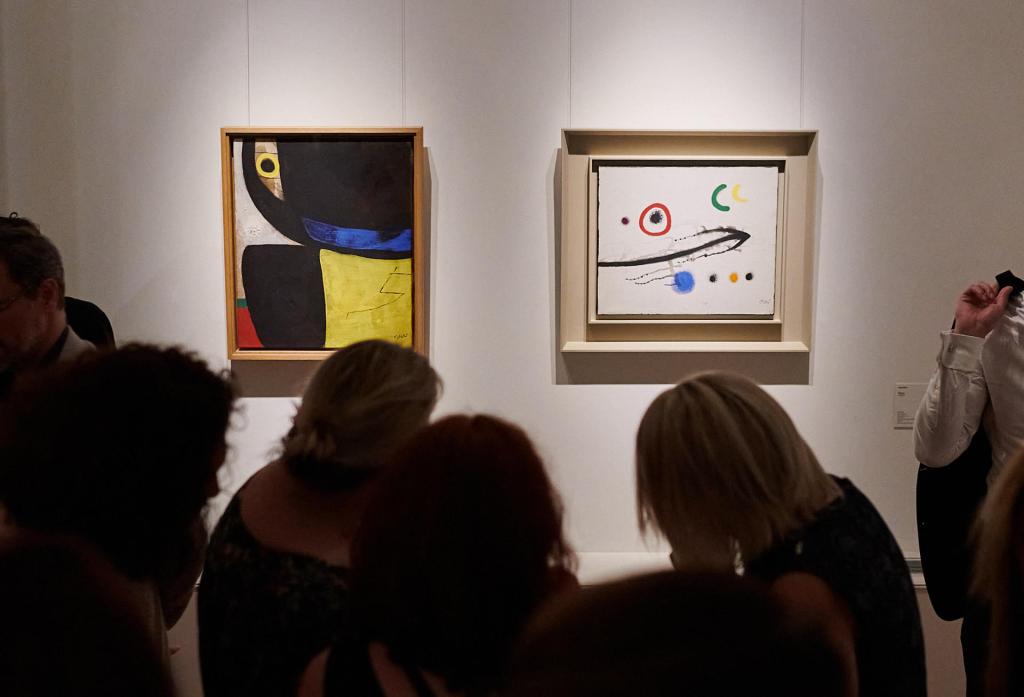 ATENAS, 12/07/2023.- La fundación Joan Miró inauguró este miércoles en Atenas una exposición de obras del homónimo gran artista español con motivo de la presidencia española del Consejo de la Unión Europea (UE). La exposición itinerante "Universo Miró" comprende tres obras pictóricas y dos esculturas de Joan Miró (1893-1983), todas correspondientes a la última etapa de creación del artista catalán, que se exponen por primera vez en Grecia. EFE/Fótis Gavriilákis Plégas