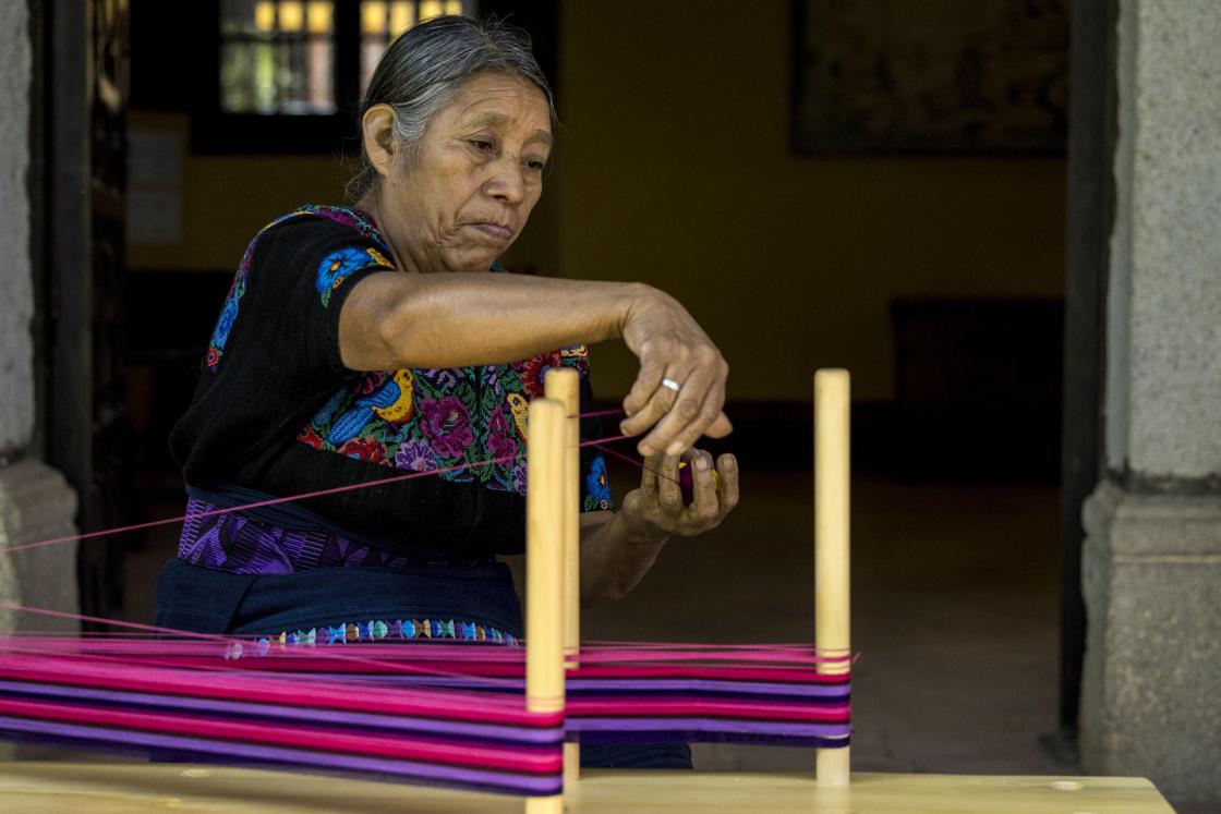 Mujeres indígenas realizan una demostración de tejido hoy en Antigua Guatemala (Guatemala).  El proyecto colaborativo "Historias hechas a mano", que hace parte de Aliados, la nueva plataforma de sostenibilidad de Coca-Cola, ha visibilizado desde 2022 la labor de 30 tejedoras indígenas de Guatemala, además de mejorar su autonomía económica, de la mano de una producción con el diseñador colombiano Juan Pablo Socarras. EFE/ Esteban Biba