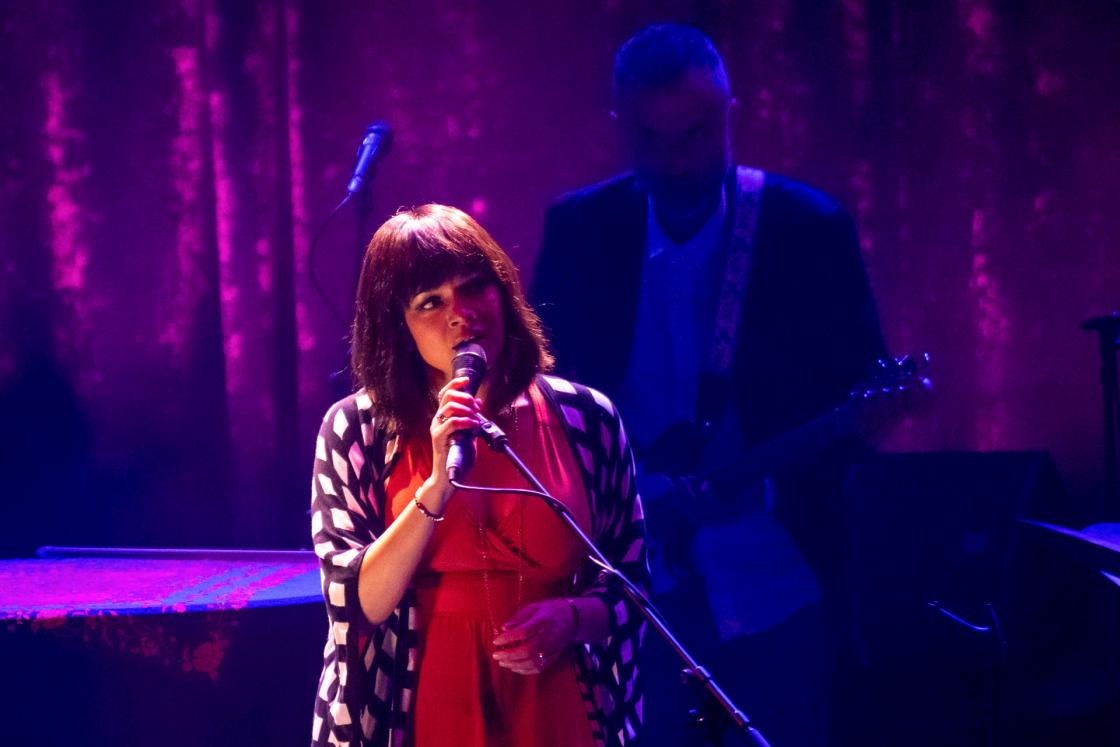 La cantante y compositora estadounidense, Norah Jones, durante su actuación este viernes en el festival de Cap Roig. EFE/David Borrat.