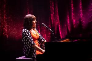 La cantante y compositora estadounidense, Norah Jones, durante su actuación este viernes en el festival de Cap Roig. EFE/David Borrat.