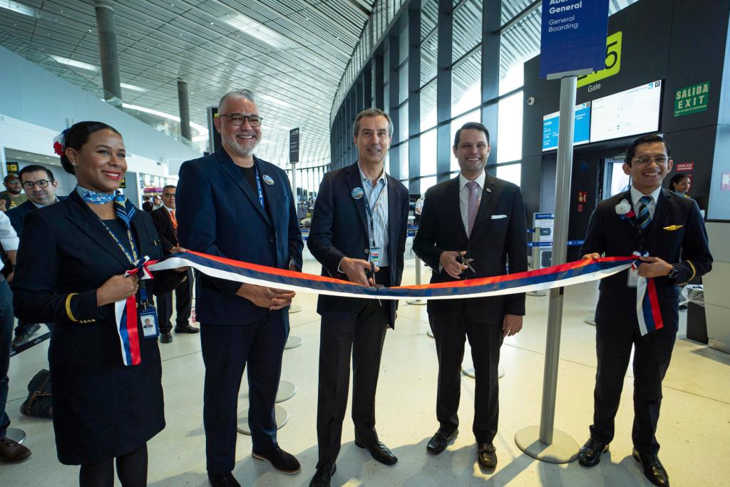 Fotografìa cedida hoy por Copa Airlines que muestra a su vicepresidente de Ventas, Christophe Didier (c), y a su gerente de Experiencia al Pasajero, Carlos Jurado (2-d), mientras inauguran la nueva ruta de Copa hacia Austin, Texas, en Ciudad de Panamá (Panamá). EFE/ Copa Airlines