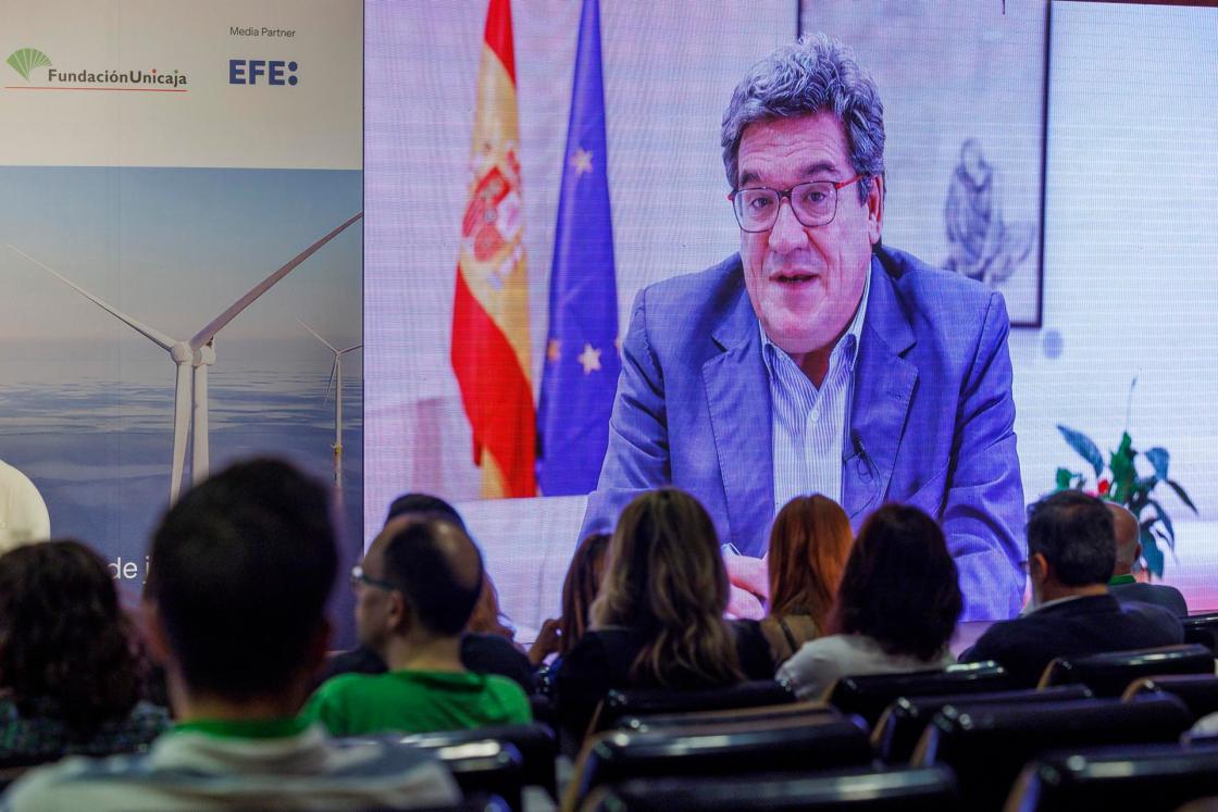 GRAFAND3521. SEVILLA, 06/07/2023.- El ministro de Inclusión, Seguridad Social y Migraciones, José Luis Escrivá, apuesta por una transición energética productiva, que preserve la eficacia económica, pero que sea "justa" socialmente, para lo que ve clave avanzar en incentivos "bien diseñados" y en inversiones sociales "bien focalizadas", durante su intervención de forma virtual en el foro Climate Action Sevilla Summit, este jueves en el Palacio de Congresos de Sevilla. EFE/Julio Muñoz