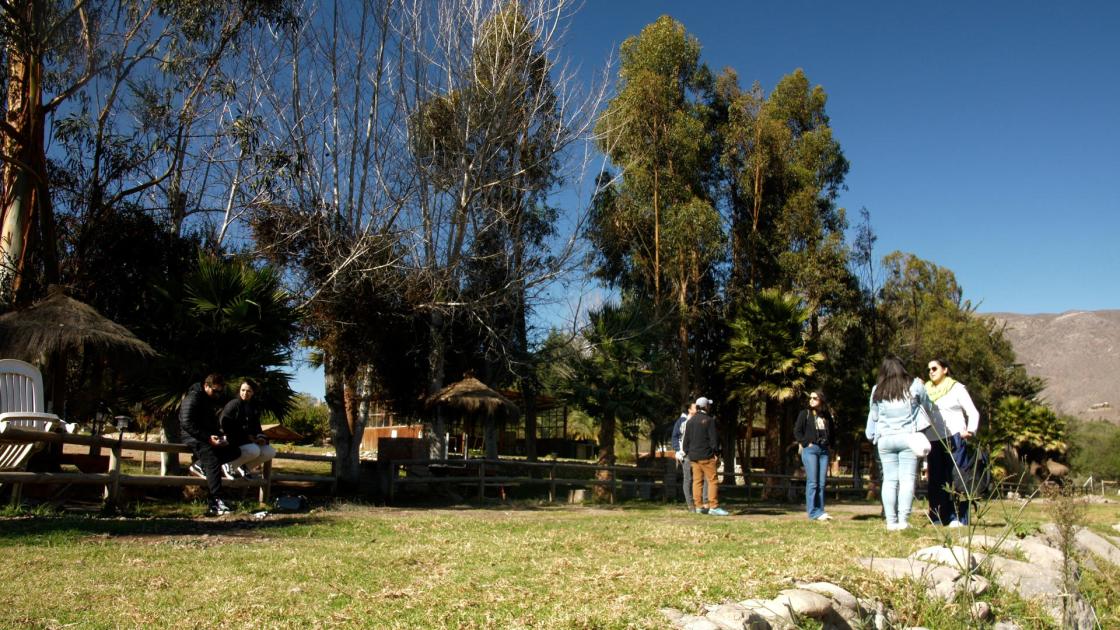 Turistas visitan el hotel Refugio El Molle, el 14 de junio 2023 en el Valle del Elqui, en la región de Coquimbo (Chile). El Valle del Elqui, ubicado al norte de Chile, es un oasis entre montañas que destaca por su misticismo, cielos estrellados, el buen pisco y ser el hogar de la poetisa Gabriela Mistral. EFE/ Rodrigo Saez