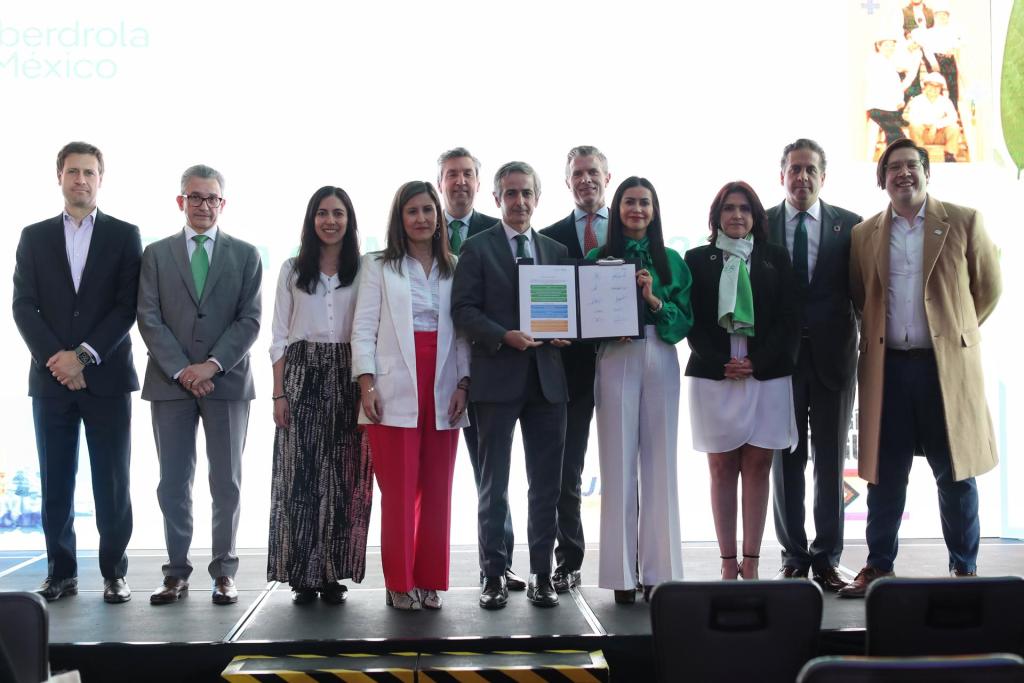 Representantes de Iberdrola México, posan al término de la inauguración de la segunda semana de la diversidad, equidad e Inclusión hoy, en Ciudad de México (México). EFE/Sáshenka Gutiérrez