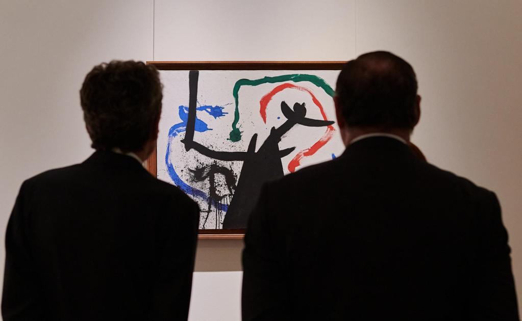 GRAF2869. ATENAS, 12/07/2023.- La fundación Joan Miró inauguró este miércoles en Atenas una exposición de obras del homónimo gran artista español con motivo de la presidencia española del Consejo de la Unión Europea (UE). La exposición itinerante "Universo Miró" comprende tres obras pictóricas y dos esculturas de Joan Miró (1893-1983), todas correspondientes a la última etapa de creación del artista catalán, que se exponen por primera vez en Grecia. EFE/Fótis Gavriilákis Plégas