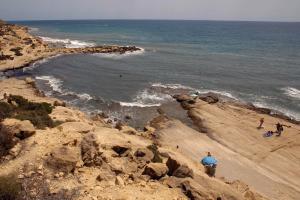 Vista genera del Cabo de las Huertas cuando el aumento incontrolado de la temperatura del mar en los últimos años, que en zonas del Mediterráneo como en la costa de Valencia ha alcanzado ya los 28,7 grados. EFE/Morell