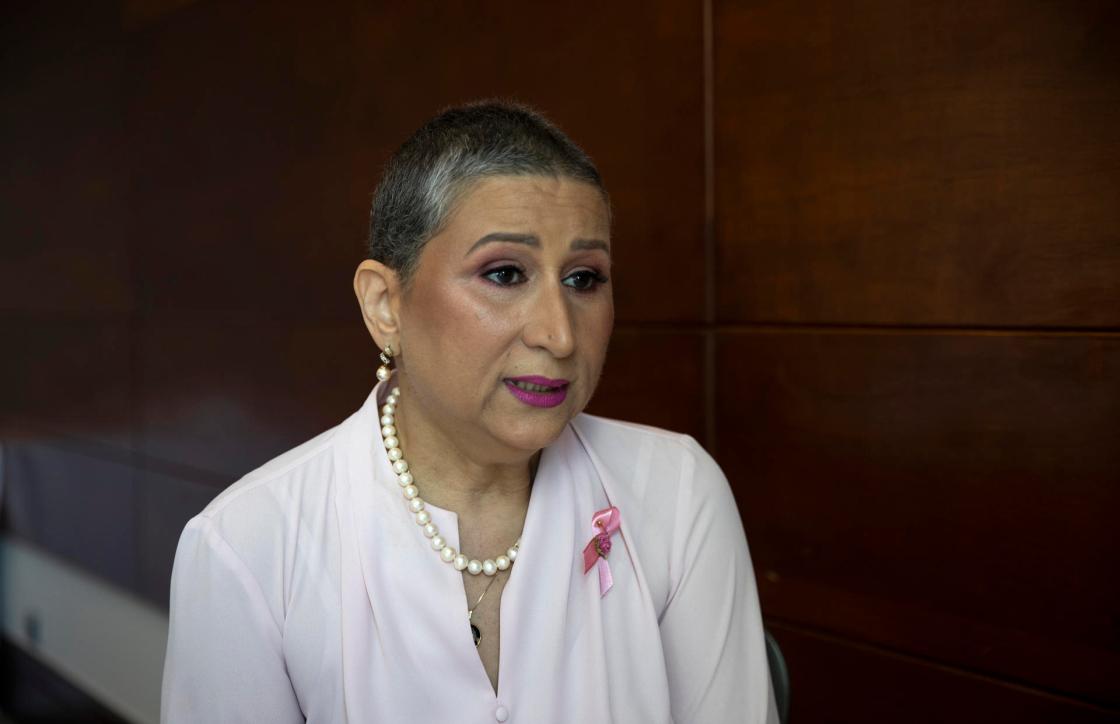 La presidenta de la ONG dominicana Mujeres Solidarias, Norka Díaz, durante una entrevista con EFE con motivo de la celebración del II Foro Mujer: Cáncer y Sociedad, organizado por la ONG junto a laboratorios Roche, el 3 de agosto de 2023, en Santo Domingo. EFE/Orlando Barría