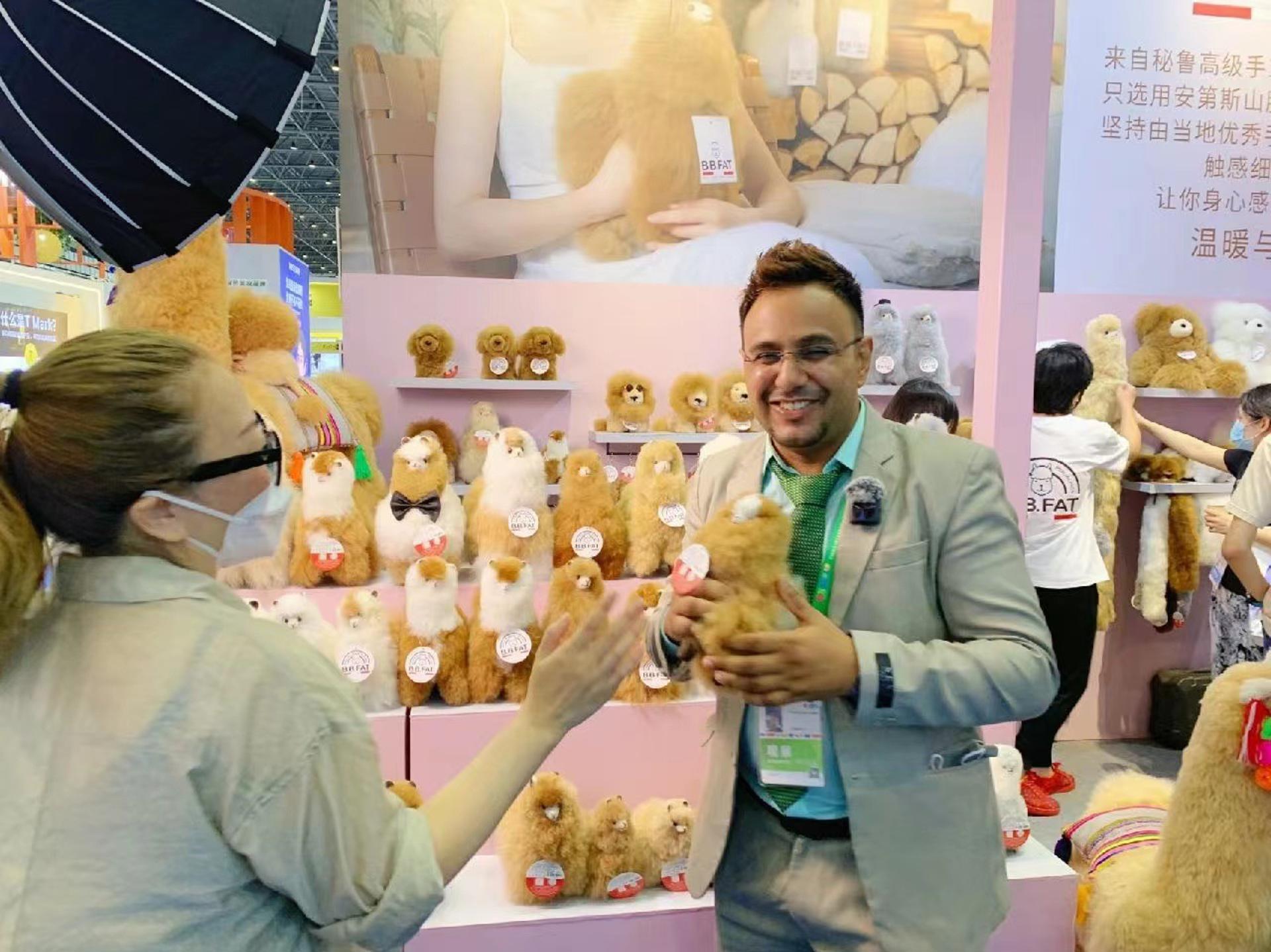 Stand de BBFAT, una marca peruana de productos hechos a mano con lana de alpaca, en la quinta Exposición Internacional de Importaciones de China (CIIE). Fuente: CIIE