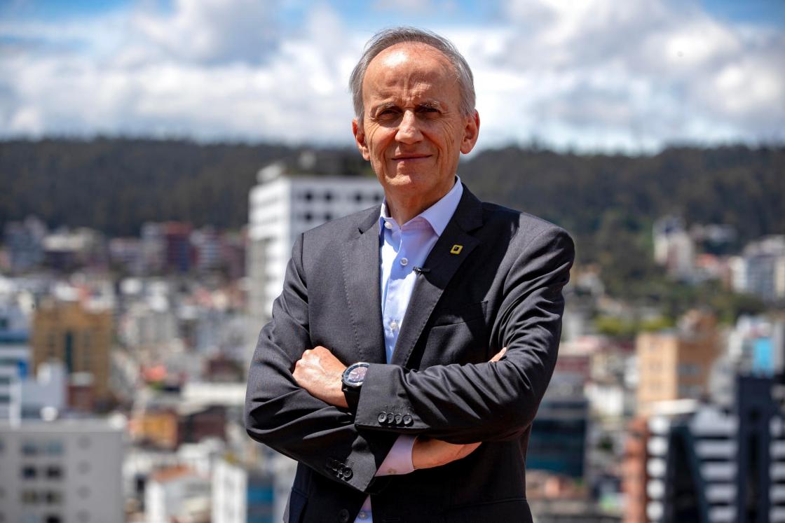 El gerente general del Banco Pichincha, Santiago Bayas, durante una entrevista con EFE el 28 de julio de 2023, en Quito (Ecuador). EFE/José Jácome