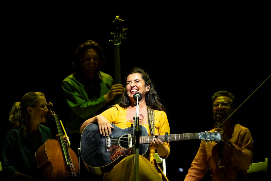 CALELLA DE PALAFRUGELL (GIRONA), 06/08/2023.- La cantautora Silvia Pérez Cruz durante el concierto que ofrece dentro de la programación del Festival Cap Roig, hoy domingo en Calella de Palafrugell (Girona). EFE/David Borrat.