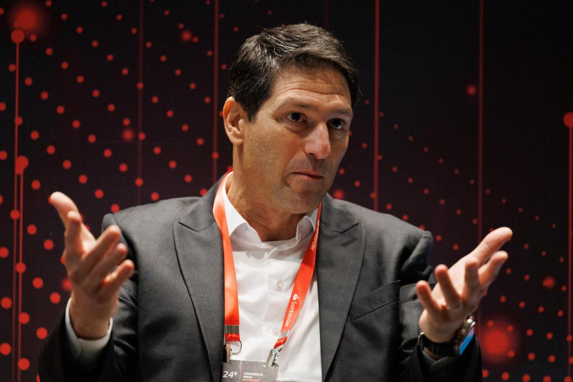 BRA101. SAO PAULO (BRASIL), 23/08/2023.- El vicepresidente del Área Mayorista de Santander, Renato Ejnisman, participa en una rueda de prensa hoy, durante la vigésima cuarta Conferencia Anual Santander, en el Hotel Gran Hyatt de Sao Paulo (Brasil). Directivos del Banco Santander Brasil afirmaron este miércoles que el mercado de inversiones crecerá en el país suramericano en los próximos meses, al calor del nuevo ciclo de bajadas de los tipos de interés. EFE/ Isaac Fontana