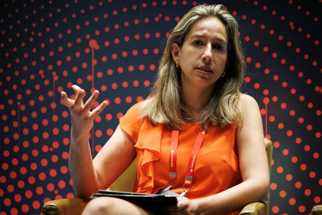 BRA101. SAO PAULO (BRASIL), 23/08/2023.- La jefa del Área de Renta Variable de Santander Corretora, Mariana Cahen, participa en una rueda de prensa hoy, durante la vigésima cuarta Conferencia Anual Santander, en el Hotel Gran Hyatt de Sao Paulo (Brasil). Directivos del Banco Santander Brasil afirmaron este miércoles que el mercado de inversiones crecerá en el país suramericano en los próximos meses, al calor del nuevo ciclo de bajadas de los tipos de interés. EFE/ Isaac Fontana 