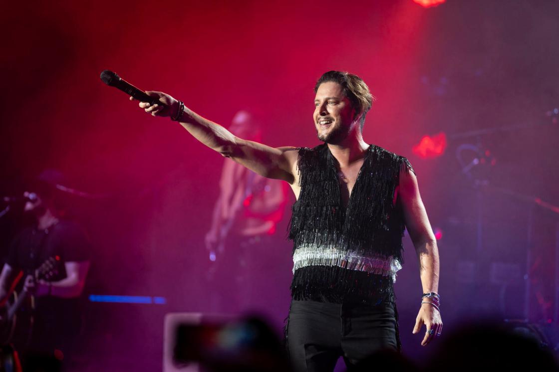 CAP ROIG (GIRONA), 15/08/2023.- El cantante Manuel Carrasco visita Cap Roig en el marco de la gira "Corazón y Flecha", después de conseguir el número uno en ventas en España con el disco del mismo nombre, último hito de una carrera que le ha llevado a recibir numerosos galardones y a convertirse en el artista que ha congregado más asistentes en un acontecimiento musical en España. EFE/David Borrat