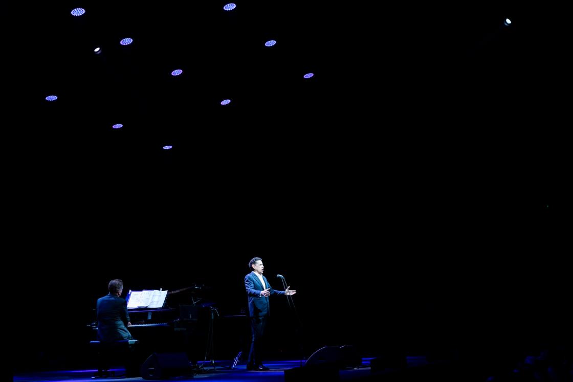 CAP ROIG (GIRONA) , 19/08/2023.- El tenor lírico peruano Juan Diego Flórez actúa en el Festival Cap Roig, en Palafrugell, Girona. EFE/Siu Wu