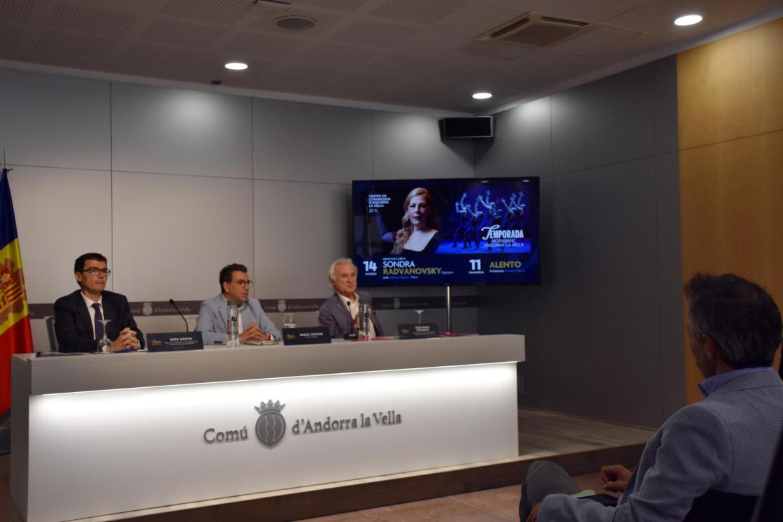 El director corporativo de marketing y comunicación de MoraBanc, Wiro Martin (i), el cónsul menor de Andorra la Vella, Miquel Canturri (c); y el director artístico del evento, Josep Maria Escribano (d), en el acto de la presentación de la 29ª temporada MoraBanc Andorra la Vella. EFE/MORABANC ANDORRA LA VELLA/IMAGEN CEDIDA/CRÉDITO OBLIGATORIO