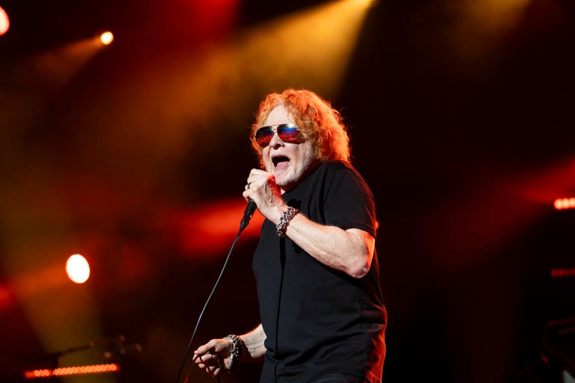 El cantante y compositor de la banda británica Simply Red, Mick Hucknall, durante el concierto del Festival de Cap Roig ofrecido este miércoles en Calella de Palafrugell (Girona). EFE/David Borrat