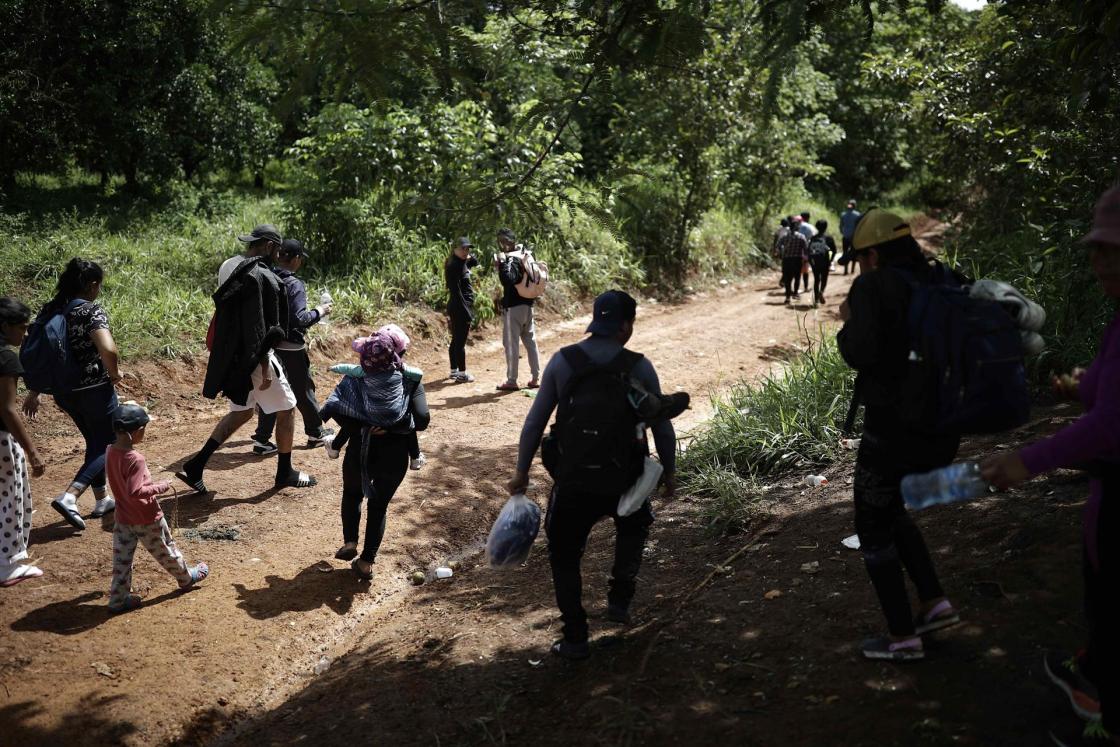 Migrantes transitan por unas de las trochas limítrofes entre Costa Rica y Nicaragua, el 16 agosto 2023, en la localidad de Los Chiles, al norte de San José (Costa Rica). EFE/ Jeffrey Arguedas