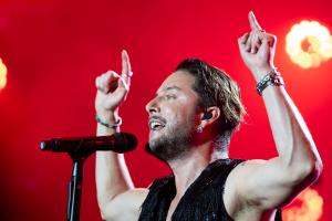 CAP ROIG (GIRONA), 15/08/2023.- El cantante Manuel Carrasco visita Cap Roig en el marco de la gira "Corazón y Flecha", después de conseguir el número uno en ventas en España con el disco del mismo nombre, último hito de una carrera que le ha llevado a recibir numerosos galardones y a convertirse en el artista que ha congregado más asistentes en un acontecimiento musical en España. EFE/David Borrat