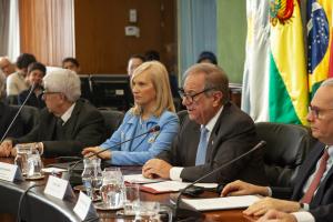 Fotografía cedida por ALADI, que muestra al secretario general de la Asociación Latinoamericana de Integración (ALADI), Sergio Abreu (c), mientras habla durante la XIX Reunión del Consejo de Ministros, en Montevideo (Uruguay). EFE/ALADI
