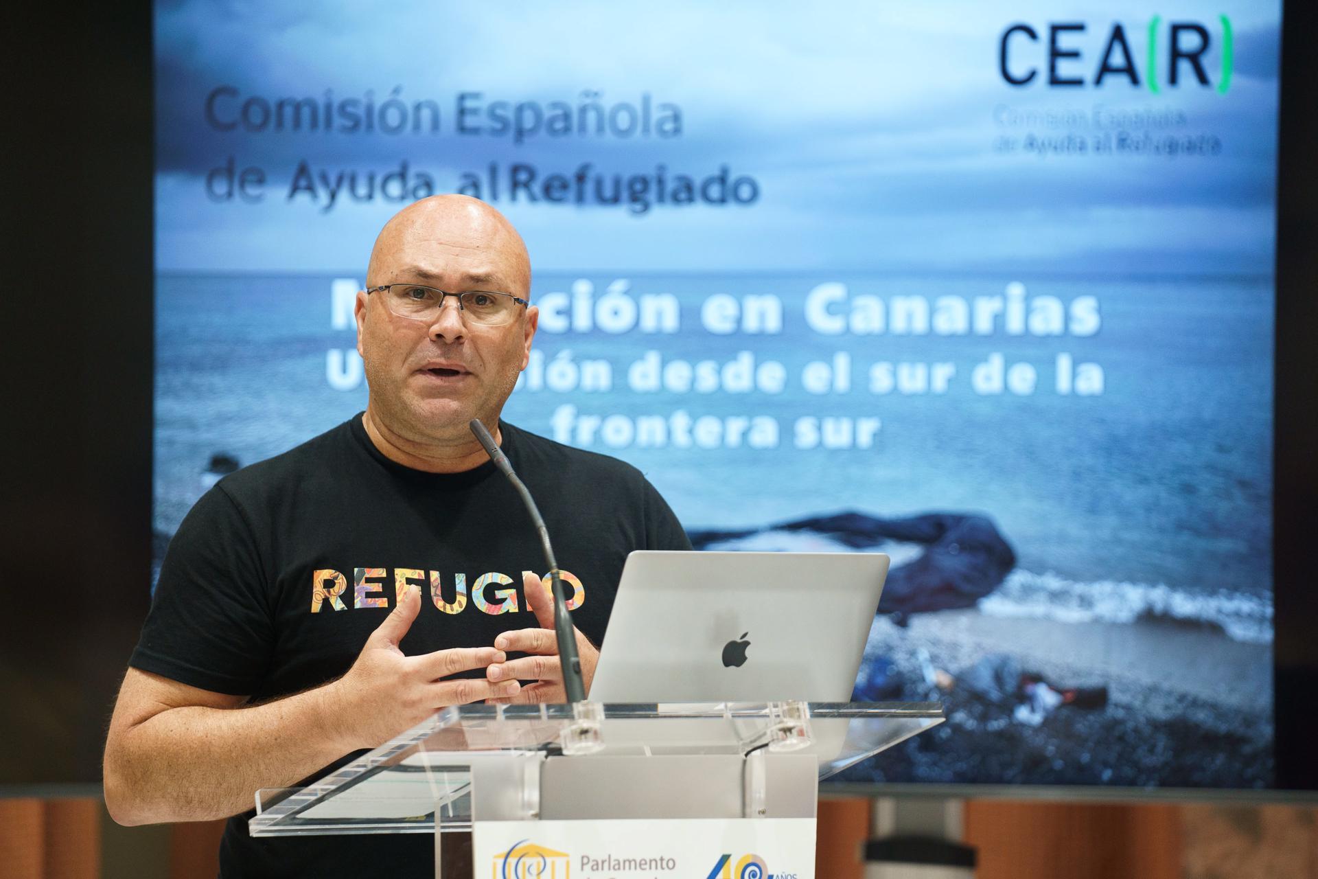 GRAFCAN7030. SANTA CRUZ DE TENERIFE (ESPAÑA), 19/09/2023.--El coordinador territorial de la Comisión Española de Ayuda al Refugiado (CEAR), Juan Carlos Lorenzo de Armas, ofreció este martes la ponencia "Migración en Canarias. Una visión desde el sur de la frontera sur" durante la jornada "Migración y asilo en el espacio Schengen" que organiza el Parlamento de Canarias. EFE/Ramón de la Rocha