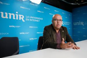 POZUELO DE ALARCÓN (MADRID), 20/09/2023.- John Willian Branch, experto en Inteligencia Artificial y procesos de la Universidad de Colombia, durante una entrevista con Efe en el contexto de la "Semana de las Inteligencia Artificial en Educación" en la sede de la Universidad Internacional de la Rioja (UNIR) en Pozuelo de Alarcón, Madrid. Más de una veintena de expertos en tecnologías 4.0 y profesores universitarios han recalcado este miércoles, en un congreso organizado por la UNIR, la importancia de enseñar primero los aspectos éticos de la Inteligencia Artificial (IA) antes que sus "bondades" tecnológicas. EFE/ David Fernández
