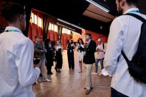 València, 13/09/2023.- Aurelio García (c), responsable de Marketing y Comunicación de Lexus España, la marca de automóviles de los patrocinadores de la Copa Davis 2023, que ha puesto sobre la pista más de treinta vehículos para transportar a los tenistas y al personal técnico de las selecciones que participan en la fase de grupos del torneo internacional, que se celebra de manera simultánea hasta el 17 de septiembre en València, Bolonia, Mánchester y Split. En 2022, la celebración de la Copa Davis en la capital del Turia generó un impacto económico de nueve millones de euros en la ciudad con más de diecisiete mil pernoctaciones hoteleras.EFE/ Ana Escobar