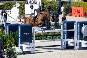 Mariano Martinez Bastida (ESP) salta junto a Delano vd Wijnhoeve Z en la primera ronda de la FEI Jumping Nations Cup Final, que se celebra en el Real Club de Polo de Barcelona. EFE/FEI/Leanjo de Koster/IMAGEN CEDIDA/CRÉDITO OBLIGATORIO