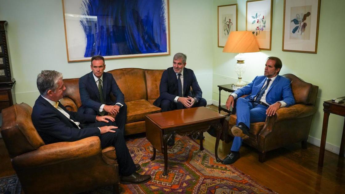 GRAFCAN7447. FUNCHAL (MADEIRA) (PORTUGAL), 28/09/2023.- Los presidentes de Canarias y Madeira, Fernando Clavijo (2i) y Miguel Albuquerque (2d), han expresado este jueves en Funchal (Portugal) su interés de trabajar en una estrategia conjunta para proteger la conectividad de ambos archipiélagos frente a las amenazas que suponen para el transporte aéreo y marítimo las penalizaciones ambientales de la estrategia europea 'Fit for 55'. EFE/Gobierno de Canarias SÓLO USO EDITORIAL/SÓLO DISPONIBLE PARA ILUSTRAR LA NOTICIA QUE ACOMPAÑA (CRÉDITO OBLIGATORIO)