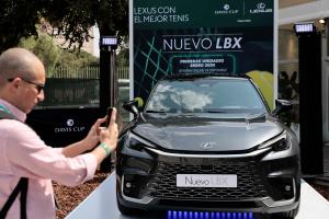 València, 13/09/2023.-La marca de automóviles Lexus, uno de los patrocinadores de la Copa Davis 2023, ha puesto sobre la pista más de treinta vehículos para transportar a los tenistas y al personal técnico de las selecciones que participan en la fase de grupos del torneo internacional, que se celebra de manera simultánea hasta el 17 de septiembre en València, Bolonia, Mánchester y Split. En 2022, la celebración de la Copa Davis en la capital del Turia generó un impacto económico de nueve millones de euros en la ciudad con más de diecisiete mil pernoctaciones hoteleras.EFE/ Ana Escobar