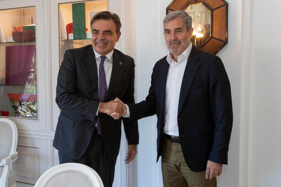 O GROVE (PONTEVEDRA), 29/09/2023.- El presidente de Canarias, Fernando Clavijo (d) y el vicepresidente de la Comisión Europea, Margaritis Schinas durante una reunión dentro del Foro La Toja que se celebra en la isla del mismo nombre. EFE / Salvador Sas