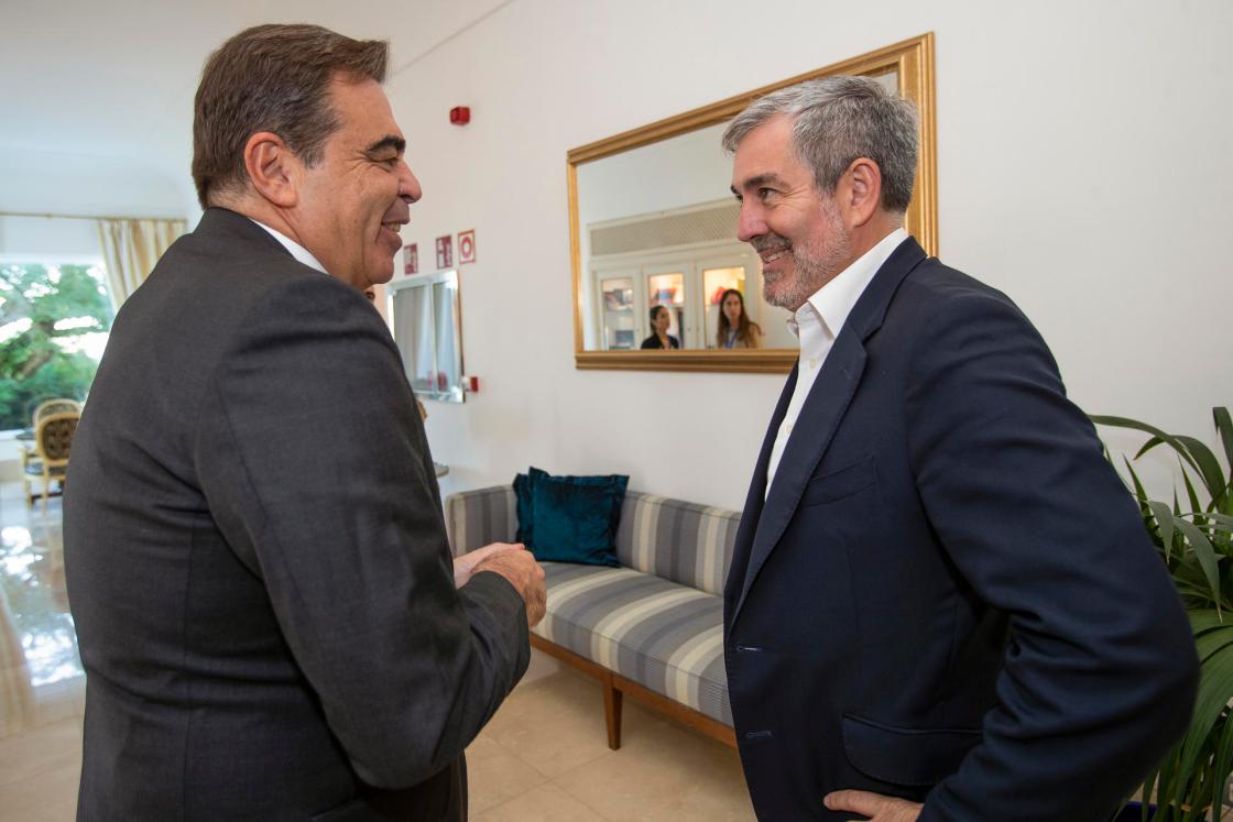 O GROVE (PONTEVEDRA), 29/09/2023.- El presidente de Canarias, Fernando Clavijo (d) y el vicepresidente de la Comisión Europea, Margaritis Schinas durante una reunión dentro del Foro La Toja que se celebra en la isla del mismo nombre. EFE / Salvador Sas 