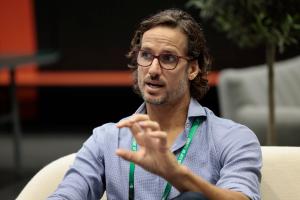 GRAFCVA5564. VALENCIA, 13/09/2023.-Feliciano López junto al responsable de marketing y comunicación de Lexus España Aurelio García. EFE/ Ana Escobar