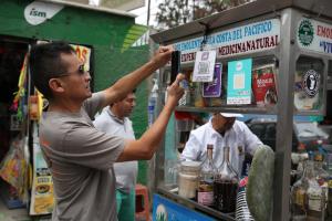 Un cliente escanea un código QR para realizar un pago. EFE/ Paolo Aguilar