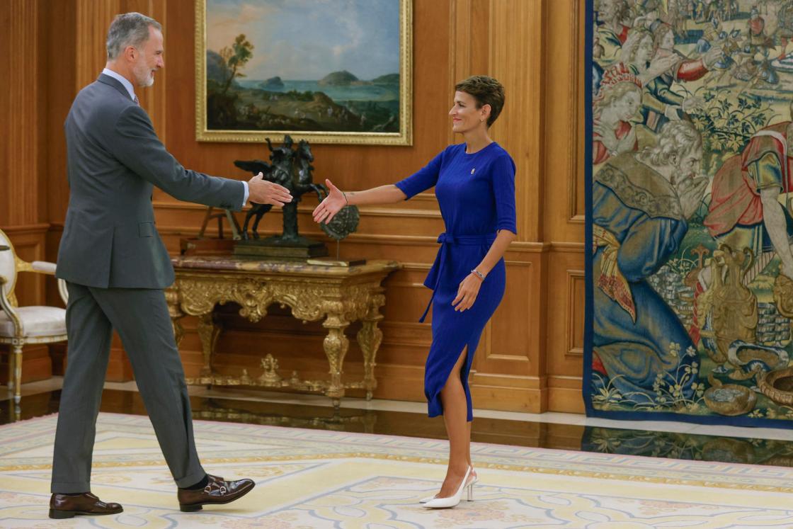 MADRID, 22/09/2023.- El rey Felipe VI saluda a la presidenta de Navarra, María Chivite, a su llegada a un encuentro celebrado este viernes en el Palacio de la Zarzuela. EFE/ Juan Carlos Hidalgo