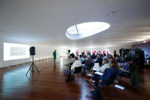 MADRID, 22/09/2023.- El director del Reina Sofía, Manuel Segade (i) durante la presentación este viernes en un desayuno informativo en la sala de Protocolo de Nouvel, el proyecto que marcará las líneas fundamentales de trabajo que se desarrollarán en el Museo durante los próximos cinco años. EFE/ Javier Lizón