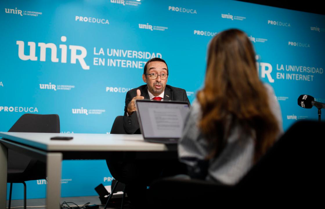 POZUELO DE ALARCÓN (MADRID), 20/09/2023.- Daniel Burgos, vicerrector de Proyectos Internacionales de la Universidad Internacional de La Rioja (UNIR), durante una entrevista con Efe en el contexto de la "Semana de las Inteligencia Artificial en Educación" en la sede de la Universidad Internacional de la Rioja (UNIR) en Pozuelo de Alarcón, Madrid. Más de una veintena de expertos en tecnologías 4.0 y profesores universitarios han recalcado este miércoles, en un congreso organizado por la UNIR, la importancia de enseñar primero los aspectos éticos de la Inteligencia Artificial (IA) antes que sus "bondades" tecnológicas. EFE/ David Fernández